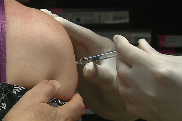 Patiente vaccinée à Nice chez son pharmacien