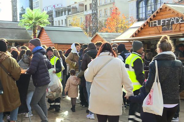 Pour la première fois de son histoire, le marché de Noël de Clermont-Ferrand se tient place de Jaude.