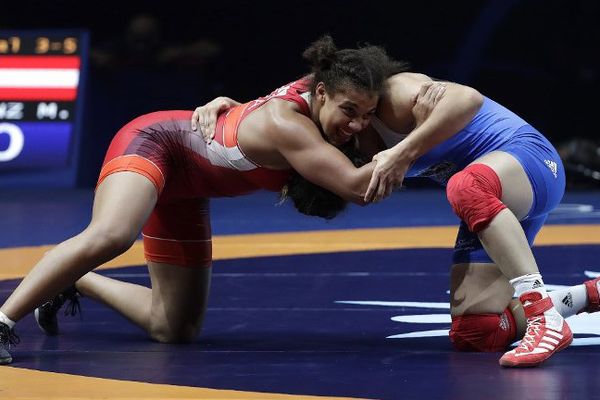 Koumba Larroque, à gauche, a remporté une large victoire lors de la petite finale des moins de 69 kg jeudi face à Martina Kuenz.