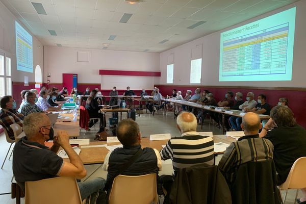 Les élus ont dû voter de nouvelles baisses de subventions hier à Vallière. 