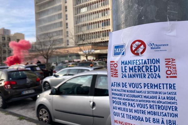 Ce mercredi matin, plusieurs dizaines de taxis conventionnés ont effectué une opération escargot pour protester contre la nouvelle convention prise par la Caisse primaire d'assurance maladie qui fixe le prix des courses.