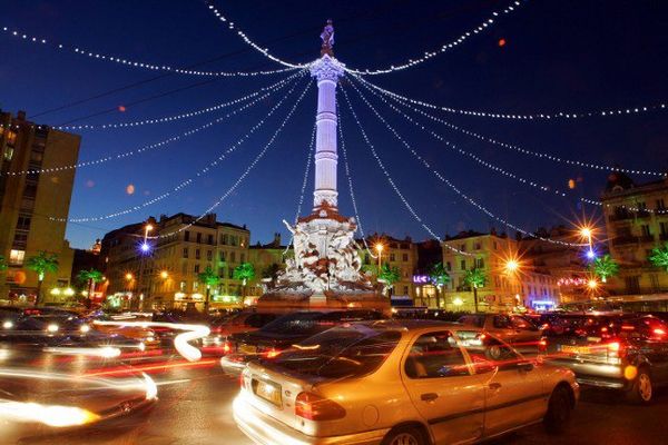 La place Castellane à Marseille illuminée pour Noël.