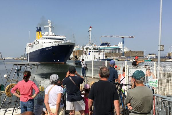 Le départ du paquebot Saga Pearl II du port de Saint-Nazaire suivi par les locaux