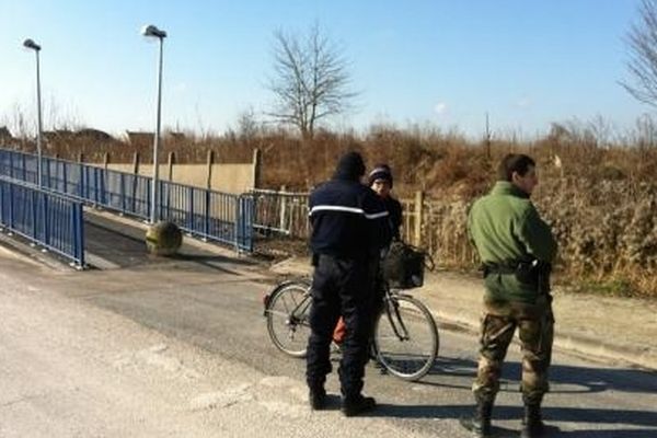 Les gendarmes mènent une enquête de voisinage sur les lieux de la découverte, au bout de la rue Mignonnette, à Romilly-sur-Seine