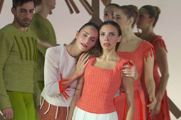 Giselle sombre peu à peu dans la folie quand elle apprend que son amant Albrecht est un prince promis à une autre femme.