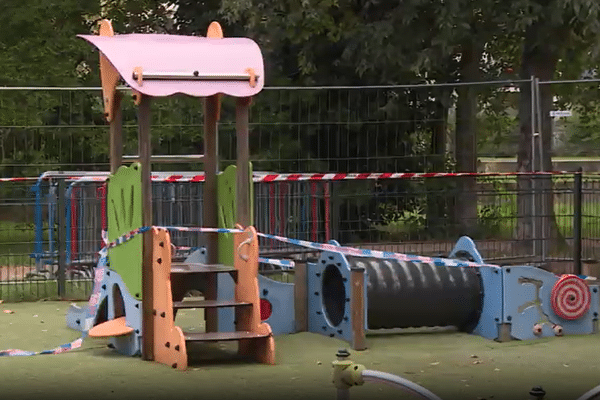 De la soude caustique a été déversée dans le parc de jeux