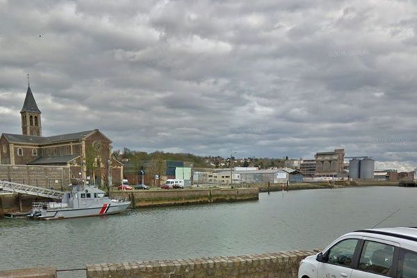 Dieppe : vue sur les locaux industriels situés entre le pont Colbert et le bassin de Paris