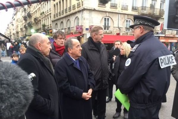 Le Préfet était entouré des responsables militaires et de la police nationale.