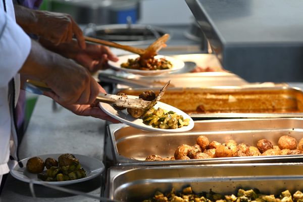 Bientôt la cantine à 1 € dans les trois collèges Rep + de la Sarthe -  France Bleu