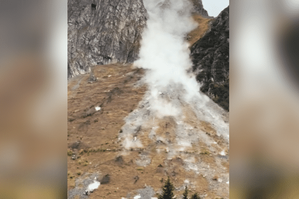 Le décrochement de plusieurs blocs rocheux a été filmé le 14 octobre près du col du Bonhomme sur l'itinéraire du Tour du Mont-Blanc