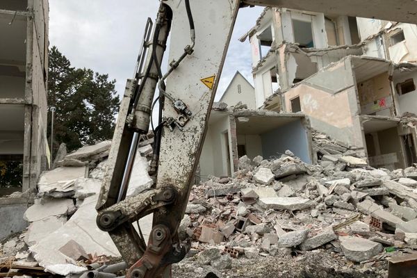 Destruction d'un immeuble de 66 logements au Neuhof, pour construire un habitat mixte.