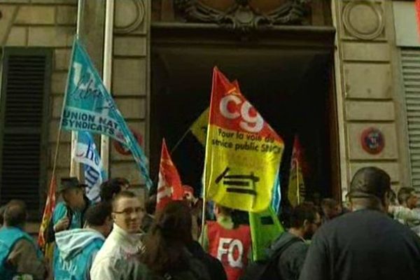 Une centaine d'agents rassemblés devant le siège de la direction de la SNCF