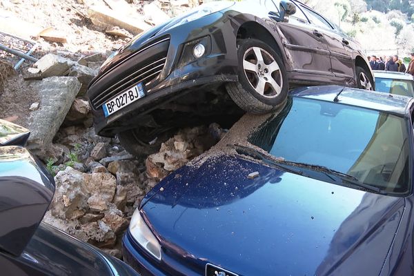 Chemin du mont Boron, c'est un glissement de terrain qui a précipité une voiture en contrebas, avec quelques tonnes de roches et de terres ce 2 mars.