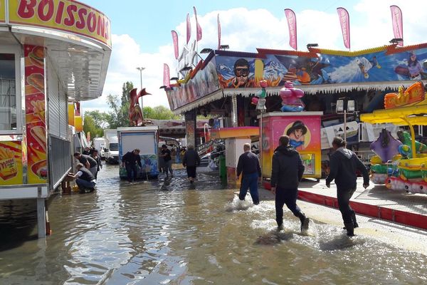 Une partie de la foire de Pâques est inondée ce mardi 1er mai à Caen