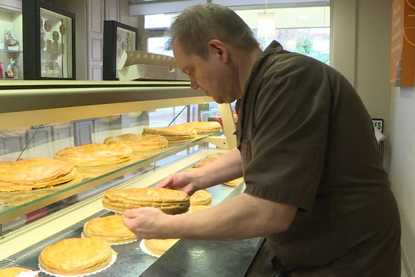 Chez ce boulanger de Limoges, le prix du beurre et du sucre pèse beaucoup sur la production de la traditionnelle galette