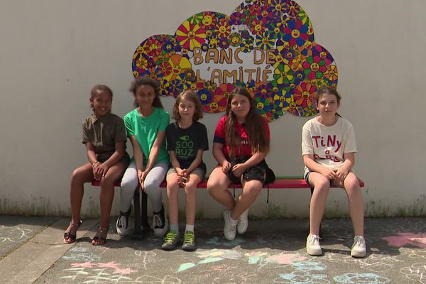 Un banc de l'amitié à l'école Marie Marvingt de La Rochelle