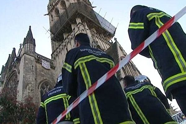 Les pompiers mardi 8 avril 2013 à Caen, lorsqu'Olivier Munoz était sur le toit de l'église Saint-Pierre