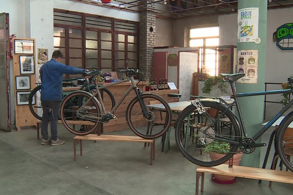 Une entreprise spécialisée dans la fabrication artisanale de vélo sur mesure.