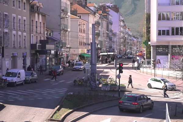 La fusillade du lundi 18 mars a eu lieu à hauteur de l'arrêt de tram du quartier Saint-Bruno, à Grenoble.