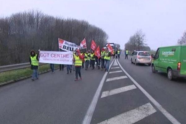 Blocage d'un rond point, manifestation sur la route, les salariés de Centre 7 voulaient se faire entendre. 