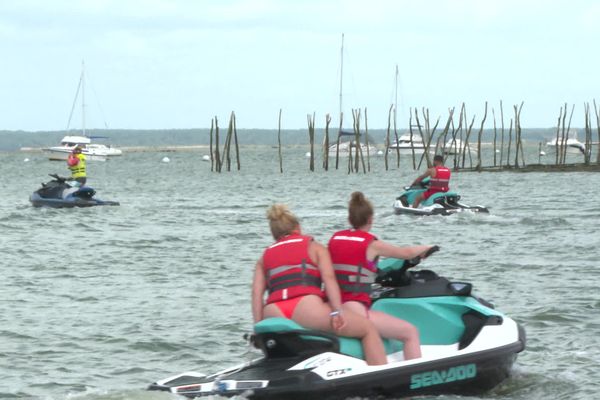 Bruits, comportements dangereux de certains conducteurs, les jets ski sont une nuisance pour les riverains et les autres usagers du bassin d'Arcachon en été.