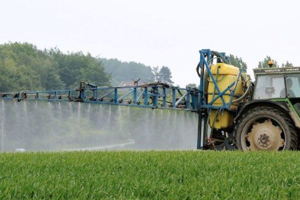 "Nous constatons que les agriculteurs sont masqués dans leur tracteur et que nous circulons nous sans protection." Madame Z dans le Cotentin 