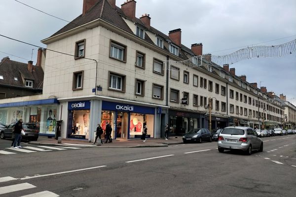 La rue des Martyrs, à Elbeuf, a été le théâtre de 5 braquages depuis début décembre, dont la boutique Okaïdi.