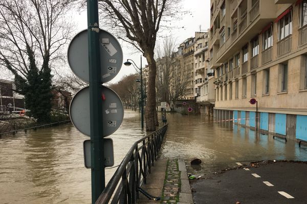 Le quai Louis Blériot dans le 16e est sous l'eau