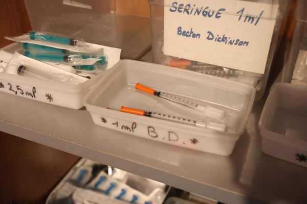 Un kit de chez Aides destinés aux pratiquants de prise de drogues lors de rapports sexuels "Chemsex".