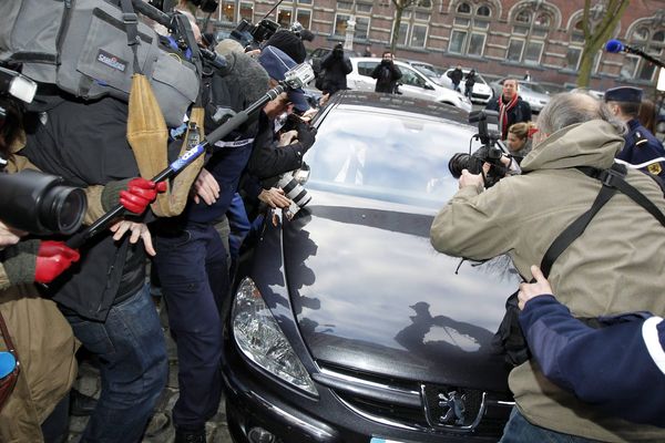 Arrivée de DSK à la gendarmerie de Lille le 21 févirer 2012