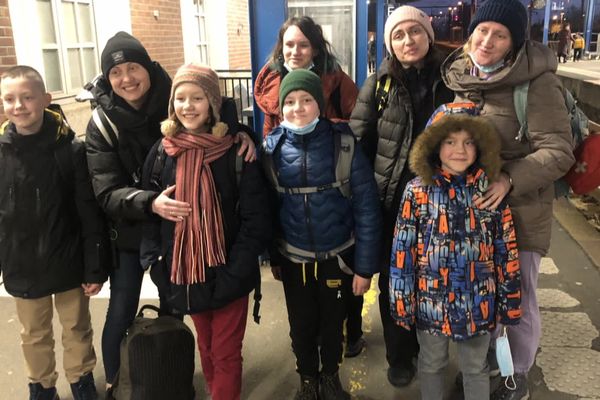 En provenance d'Ukraine, Valentina et sa famille à la gare de Vannes