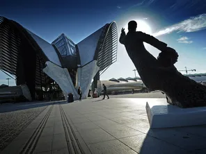 La statue "Brila estonteco" représente Antoine de Saint-Exupéry sur le parvis de la gare SNCF de l'aéroport à Lyon.