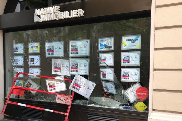 Plusieurs magasins et du mobilier urbain ont été dégradés samedi 18 mai à Reims.