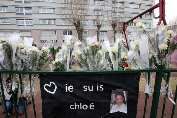 Hommage à Chloé devant l'aire de jeux rue Chateaubriand à Calais.