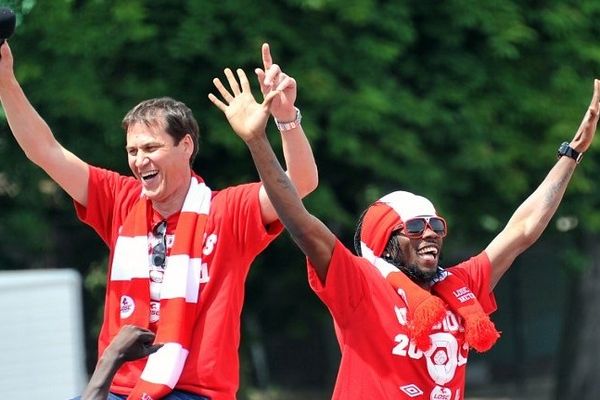 Rudi Garcia et Gervinho célèbrent le titre de champion de France, le 22 mai 2011 à Lille