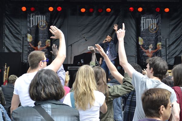 Le rappeur Humanist et son public au FIMU 2013