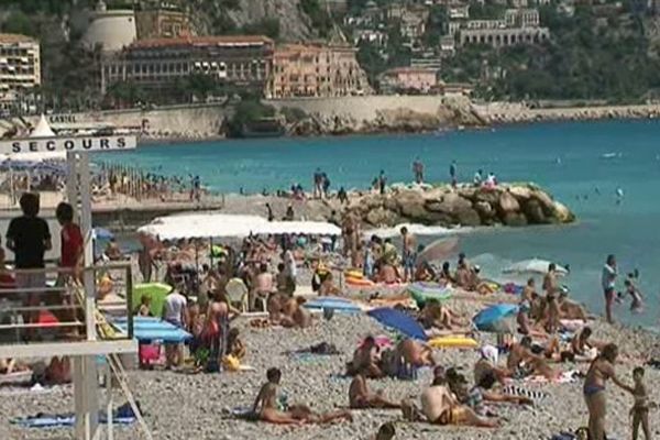 Plage de Nice en plein mois d'août