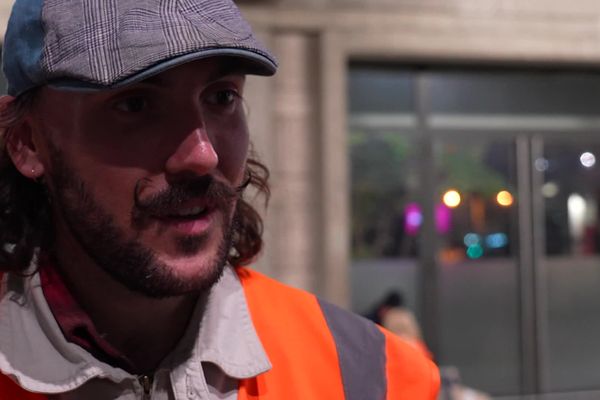 Jérémy, travailleur social, auprès des jeunes à la rue, le jour et bénévole au chevet des sans-abri, le soir. Il cumule les casquettes sans relâche.