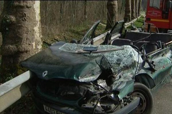 La voiture a percuté un convoi exceptionnel sur la RD 606 à Monéteau dans l'Yonne, mardi 5 avril 2016.