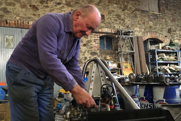 A 81 ans le mécano Jean Mercier prépare ses véhicules de course qu'il pilote partout en France et en Europe