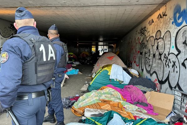 Des forces de police évacuent les migrants installés sous un tunnel dans le 12 eme arrondissement de Paris ce jeudi 20 mars.