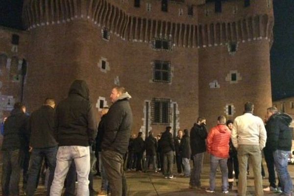 les policiers rassemblés au pied du Castillet le 8 novembre 2016