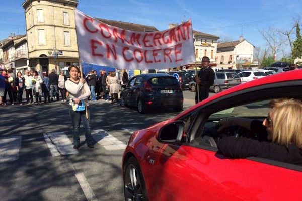 Une soixantaine de commerçants a manifesté vers midi dans les rues de Montpon-Ménestérol pour dénoncer l'insécurité dont ils se sentent victimes.