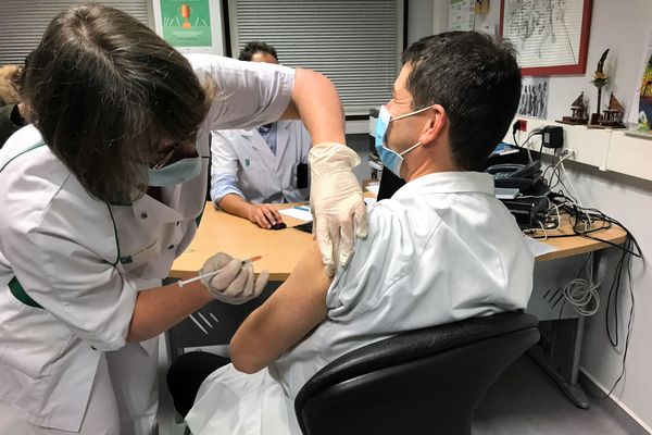 La campagne de vaccination pour le personnel soignant à démarré en Vendée. Les plus de 75 ans doivent encore patienter quelques jours avant de pouvoir se faire vacciner.