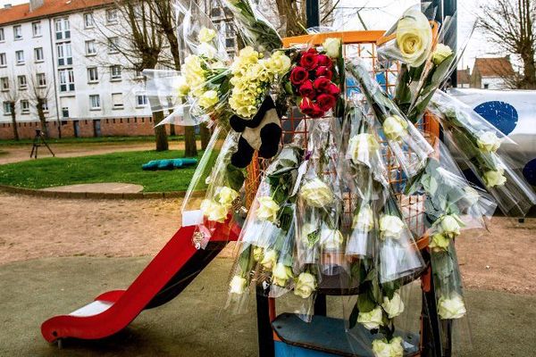 Un bouquet de fleurs en hommage à Chloé sur l'aire de jeux où elle se trouvait au moment de son enlèvement. 