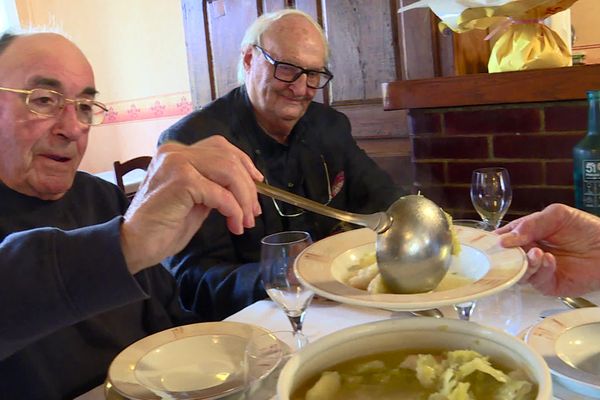 Les habitués de l'Auberge du Sentenac viennent depuis 40 ans, à Tourtouse (Ariège).