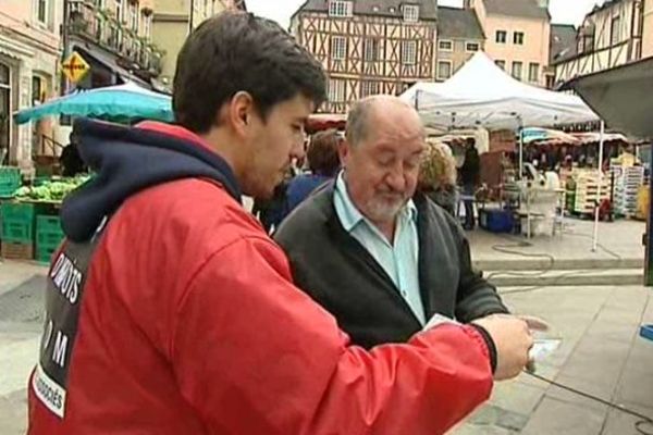 Les membres de Contribuables Associés ont interpellé les passants chalonnais. 