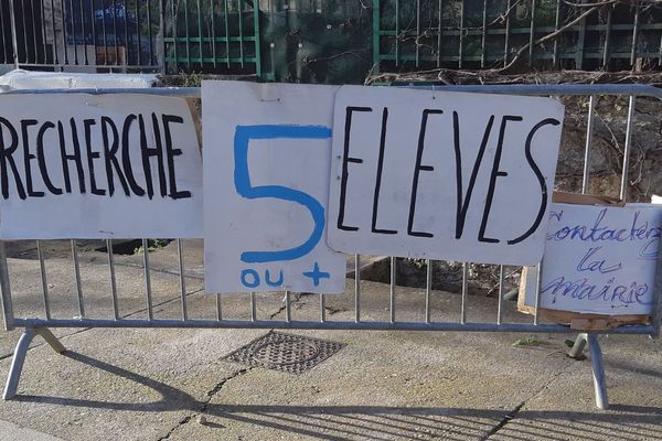 Colombières-sur-Orb (Hérault) - manifestation des parents d'élèves pour conserver la seconde classe - 9 mars 2020.