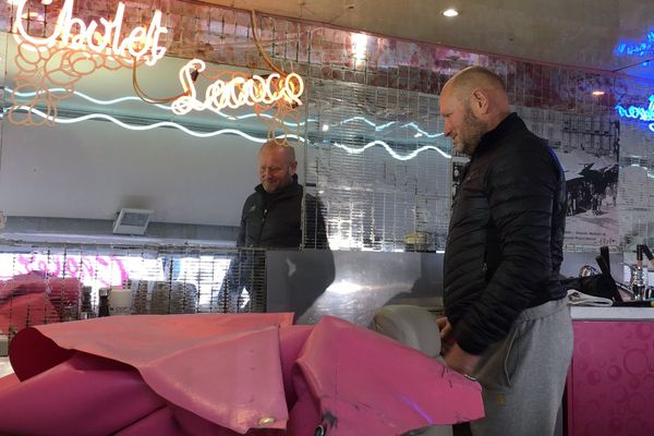 À Saint-Priest-Taurion en Haute-Vienne, le camion confiserie de Laurent Cholet est à l'arrêt