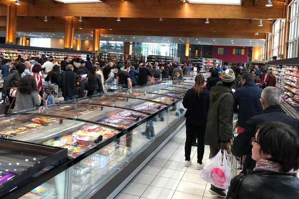 Pic d'affluence dans les supermarchés de Clermont-Ferrand ce lundi 16 mars.